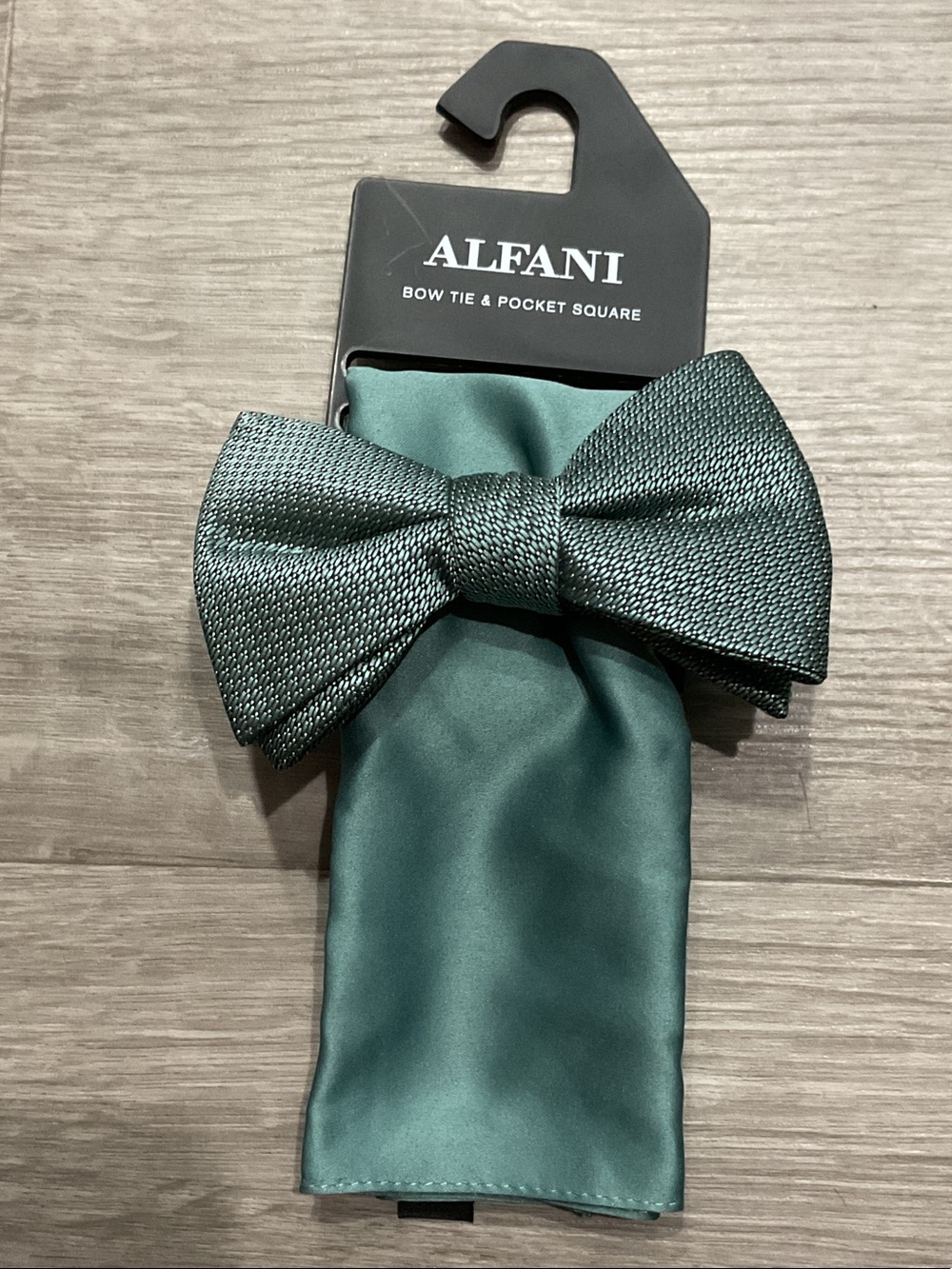 Alfani Men’s Emerald Green Bow Tie & Pocket Square Set